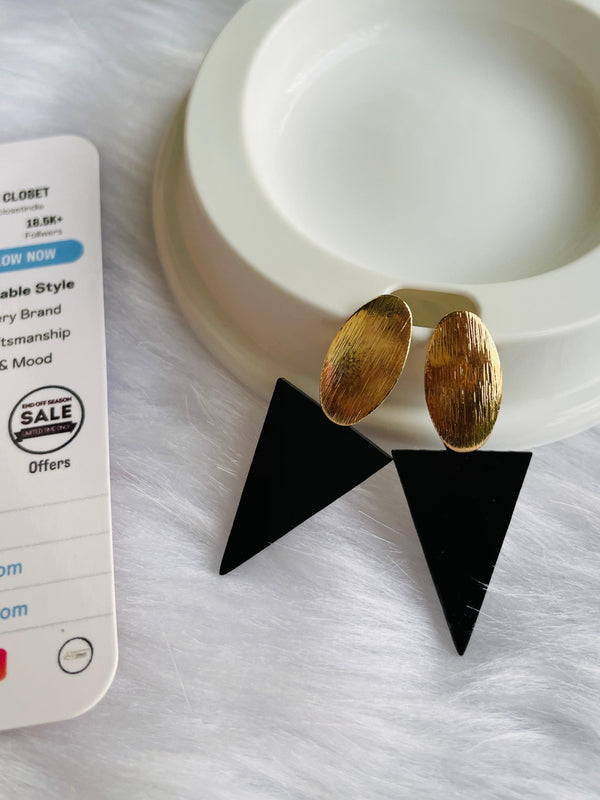 Acrylic Black Triangle - Desi Closet