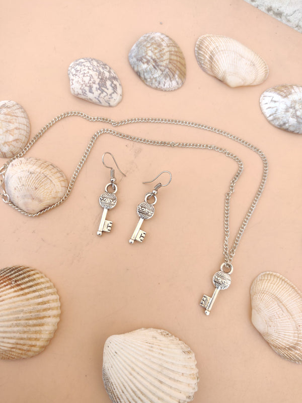 Key Chain Neckline - Desi Closet