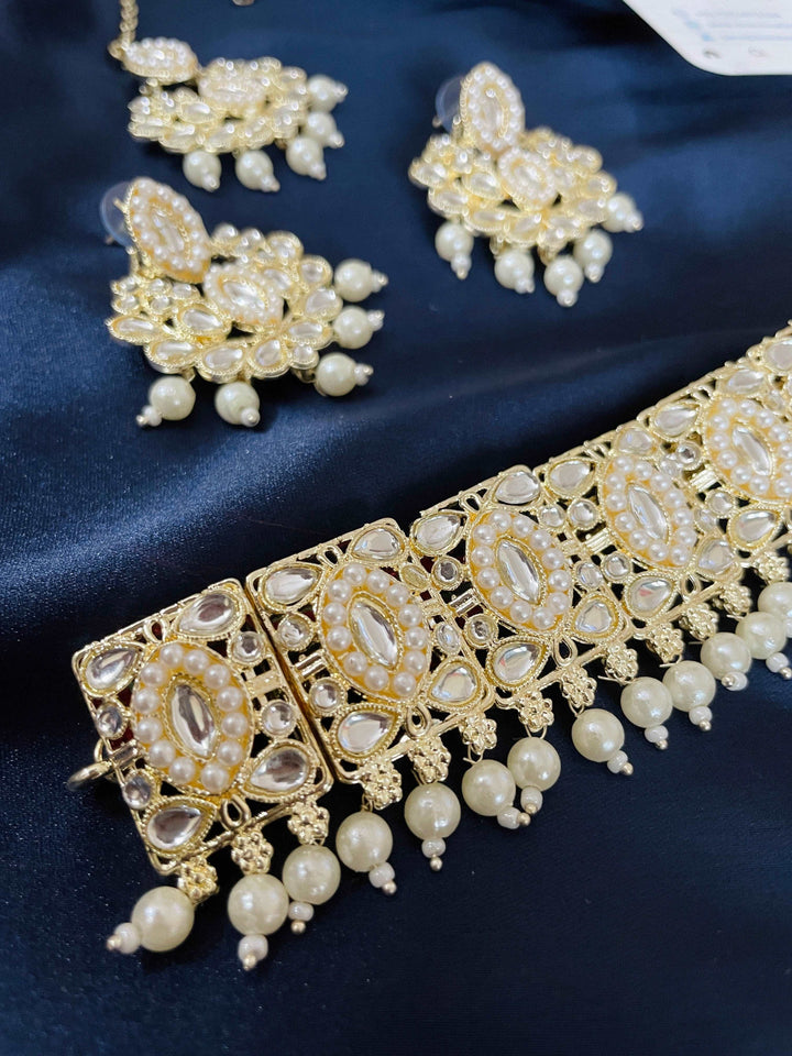 Flat Pearl Kundan Choker Full Set - Desi Closet